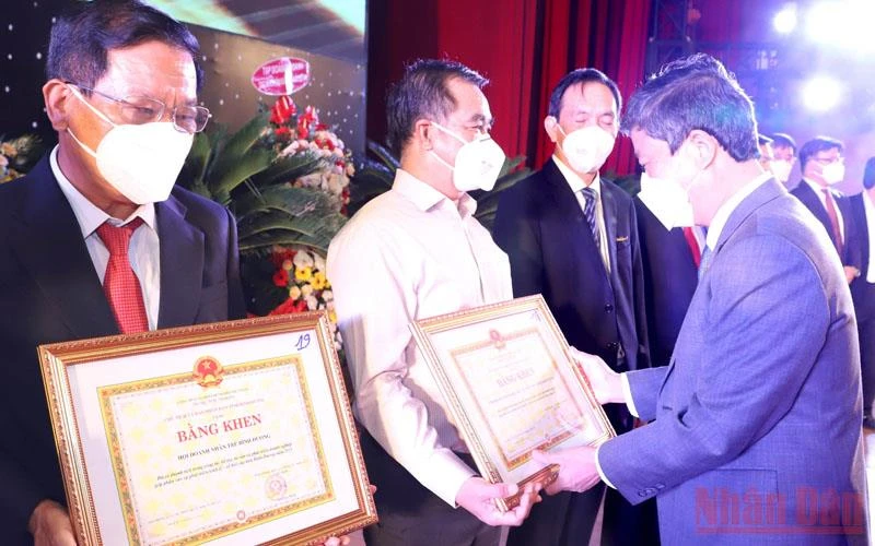Chủ tịch UBND tỉnh Bình Dương Võ Văn Minh trao Bằng khen cho doanh nghiệp, doanh nhân tiêu biểu.