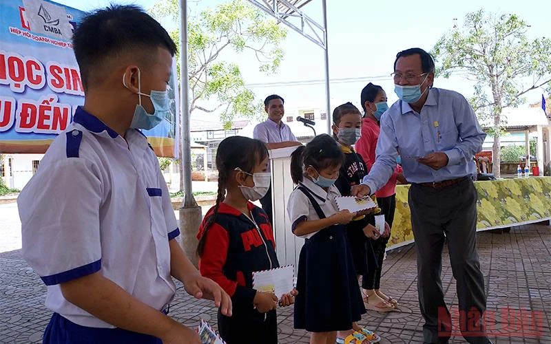 Chủ tịch Hiệp hội doanh nghiệp tỉnh Cà Mau Lê Hoàng Phước trao học bổng cho học sinh khó khăn huyện Phú Tân vào cuối 5/2021.