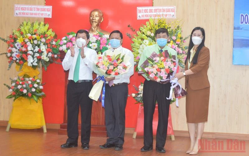 Lãnh đạo tỉnh Quảng Ngãi tặng hoa chúc mừng doanh nghiệp, nhà đầu tư nhân ngày Doanh nhân Việt Nam 13/10.