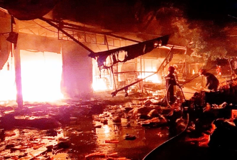 Hiện trường vụ cháy trong Trung tâm thương mại Thủy Nguyên, Hải Phòng.