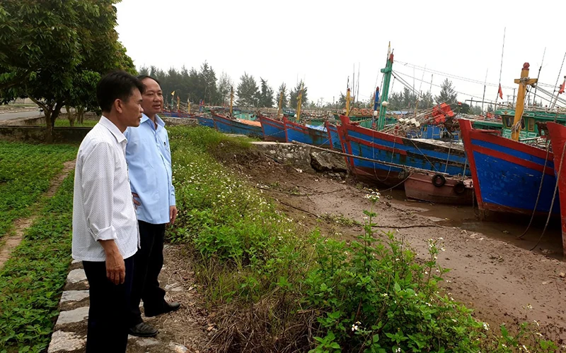 Kiểm đếm tàu thuyền vào nơi tránh trú an toàn tại khu vực ven biển huyện Hải Hậu, tỉnh Nam Định.