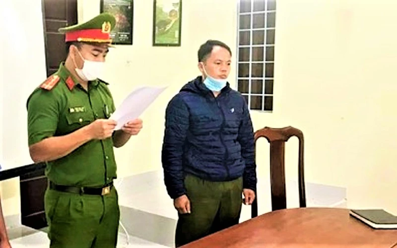 Cơ quan cảnh sát điều tra Công an huyện Ea Kar đọc lệnh khởi tố và bắt tạm giam đối với Vương Thế Cao.