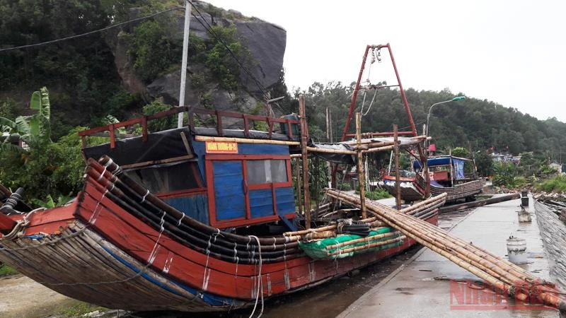 Phương tiện đánh bắt hải sản được người dân Thanh Hóa di chuyển hẳn lên bờ tránh bão.