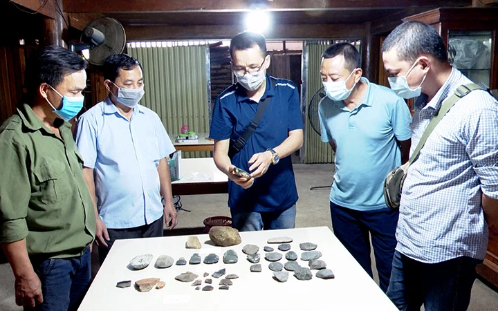 Nhiều công cụ bằng đá được tìm thấy tại mái đá ngườm Nà Khậu.