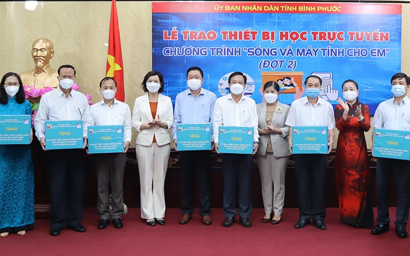 Lãnh đạo tỉnh Bình Phước trao điện thoại cho các địa phương.