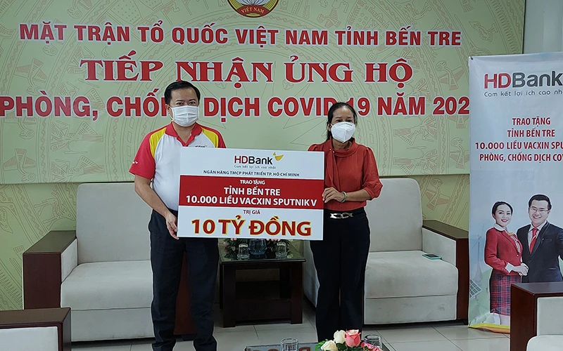 Đại diện Ủy ban Mặt trận Tổ quốc Việt Nam tỉnh Bến Tre tiếp nhận nguồn vaccine do HDBank tài trợ.