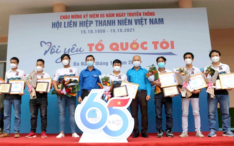 Trao tặng bằng khen cho đại diện các “Thanh niên sống đẹp” ở Đà Nẵng.