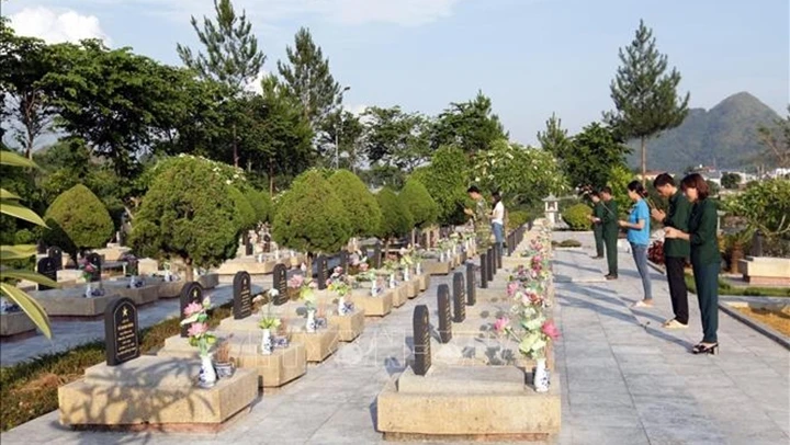 Viếng mộ tại Nghĩa trang Liệt sĩ tỉnh Lai Châu. Ảnh minh họa: TTXVN. 