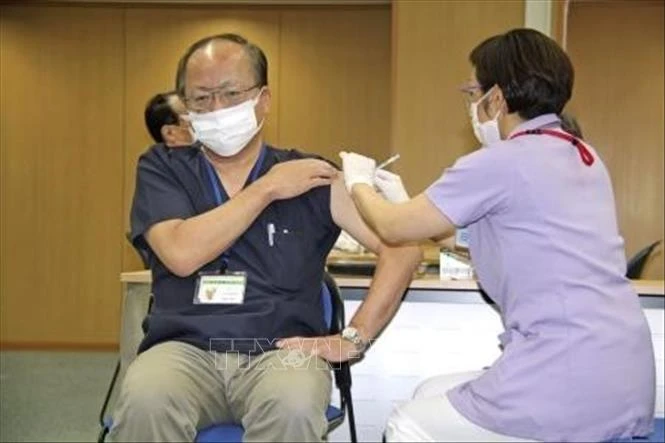  Nhật Bản tiêm vaccine COVID-19 cho người cao tuổi. Ảnh: Kyodo/TTXVN