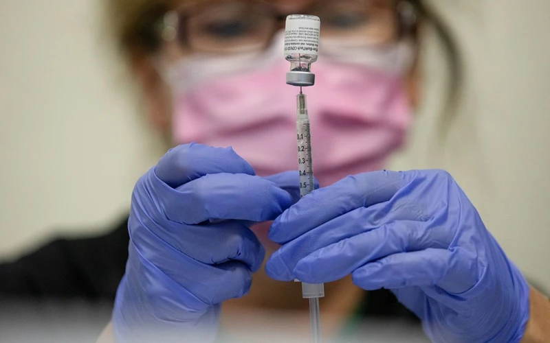 Nhân viên y tế Mỹ chuẩn bị mũi tiêm vaccine ngừa Covid-19. (Ảnh: Reuters)