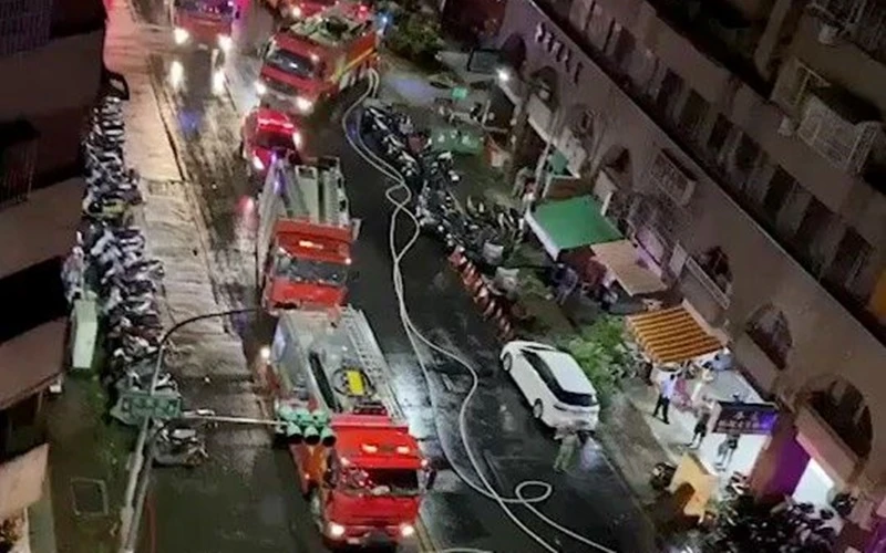 Xe cứu hỏa xếp hàng bên ngoài tòa chung cư bị hỏa hoạn. (Ảnh: Reuters)