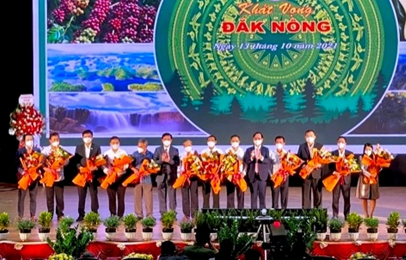 Lãnh đạo tỉnh Đắk Nông tặng hoa, chúc mừng các doanh nghiệp, nhà đầu tư tham dự Chương trình Khát vọng Đắk Nông nhân kỷ niệm Ngày Doanh nhân Việt Nam.