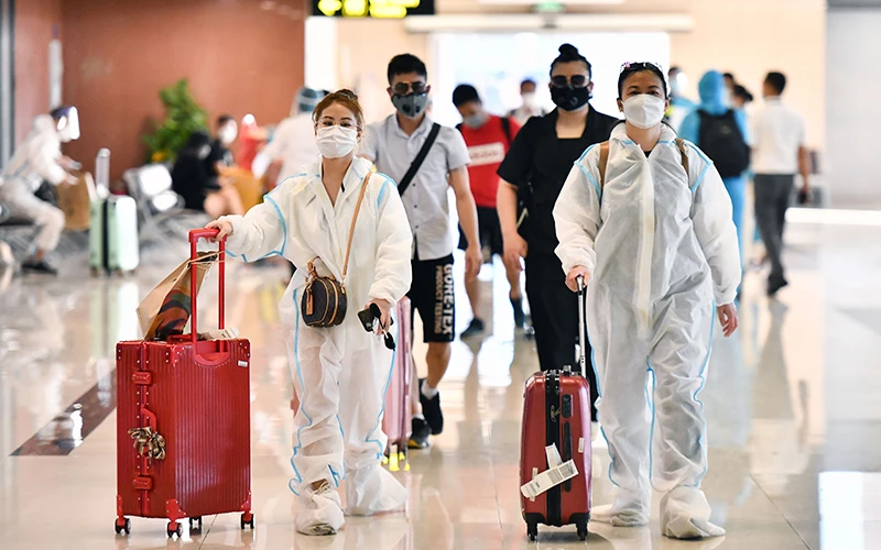 Hành khách đi máy bay từ TP Hồ Chí Minh hạ cánh tại sân bay Nội Bài (Hà Nội).