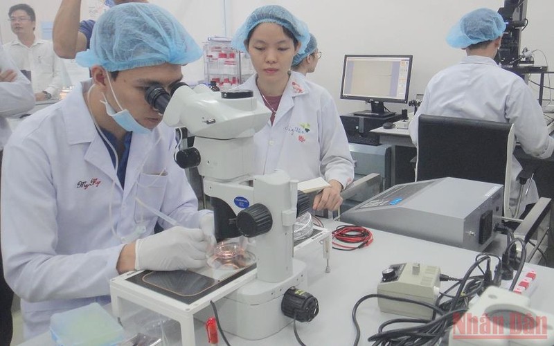 Sinh viên Trường đại học Quốc tế (Đại học Quốc gia TP Hồ Chí Minh) nghiên cứu các ứng dụng khoa học công nghệ. (Ảnh: CAO TÂN)