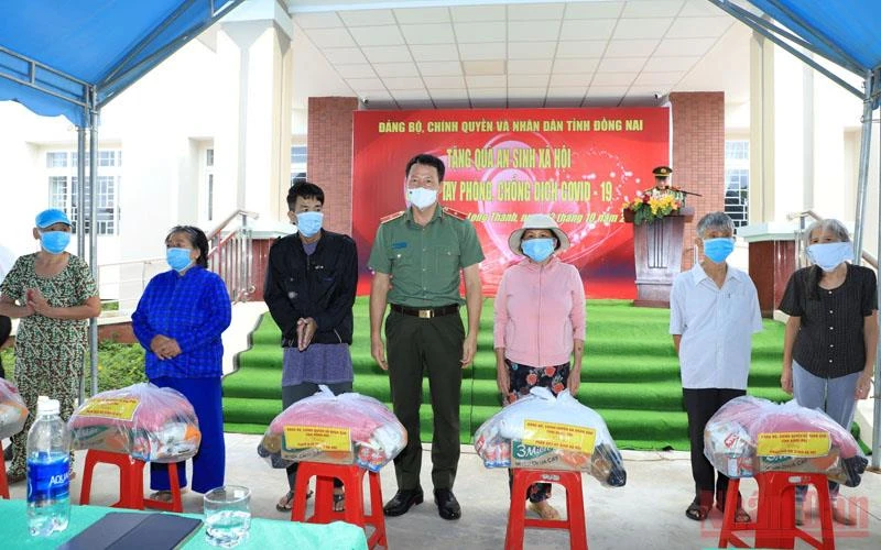 Trao quà cho người dân có hoàn cảnh khó khăn ở huyện Long Thành, tỉnh Đồng Nai.