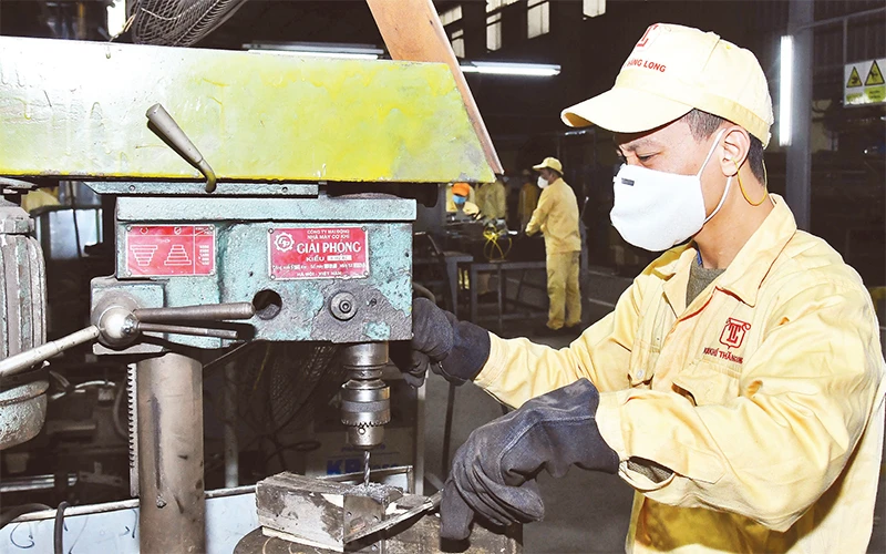 Sản xuất các sản phẩm kim khí tiêu dùng tại Công ty Kim khí Thăng Long.