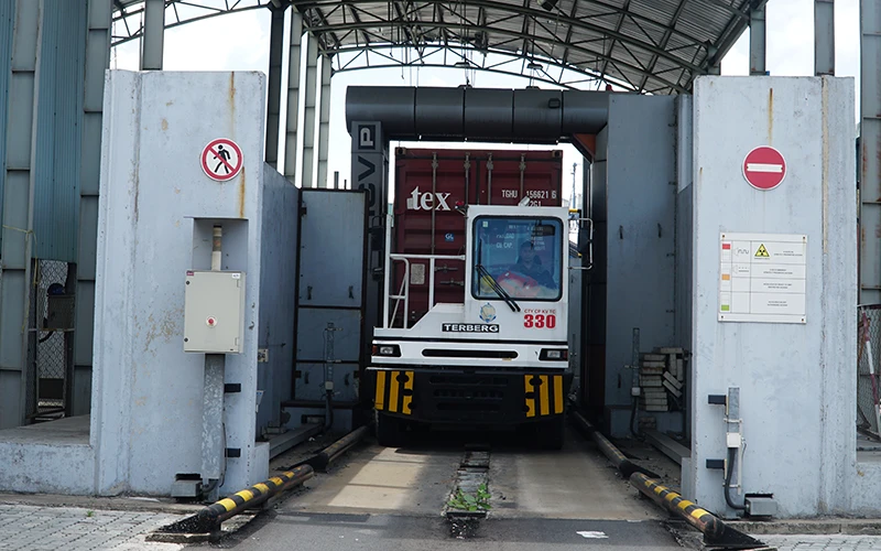 Hoạt động soi chiếu container tại Cát Lái - TP Hồ Chí Minh.