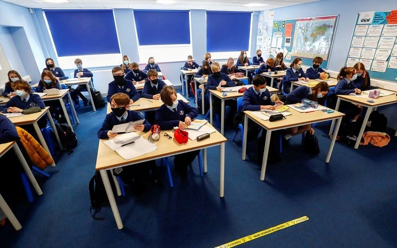 Học sinh Anh trong giờ học tại trường Trung học Weaverham, Cheshire, Anh, ngày 9/3/2021. (Ảnh: Reuters)