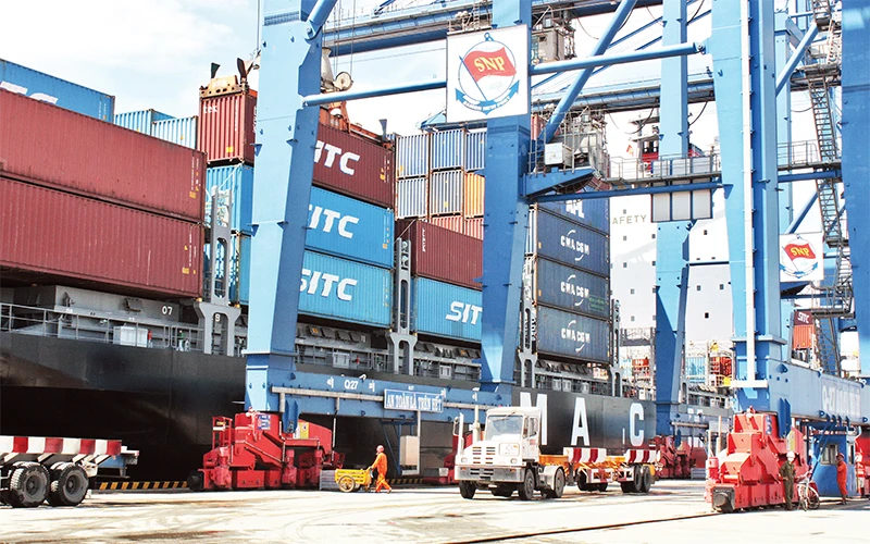 Bốc dỡ hàng hóa xuất khẩu tại Cảng Cát Lái (TP Thủ Đức).