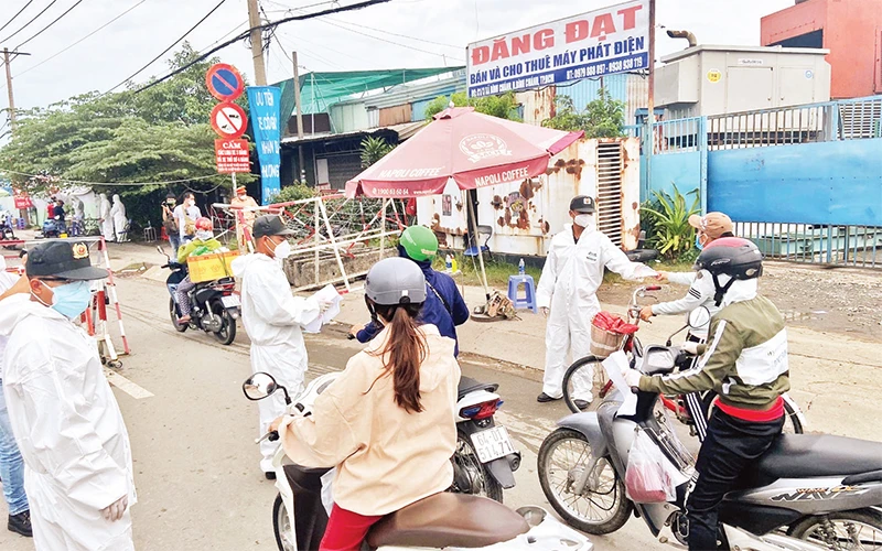 Người lao động từ các tỉnh miền tây qua chốt kiểm soát trên quốc lộ 1A, thị trấn Tân Túc, huyện Bình Chánh để vào TP Hồ Chí Minh.