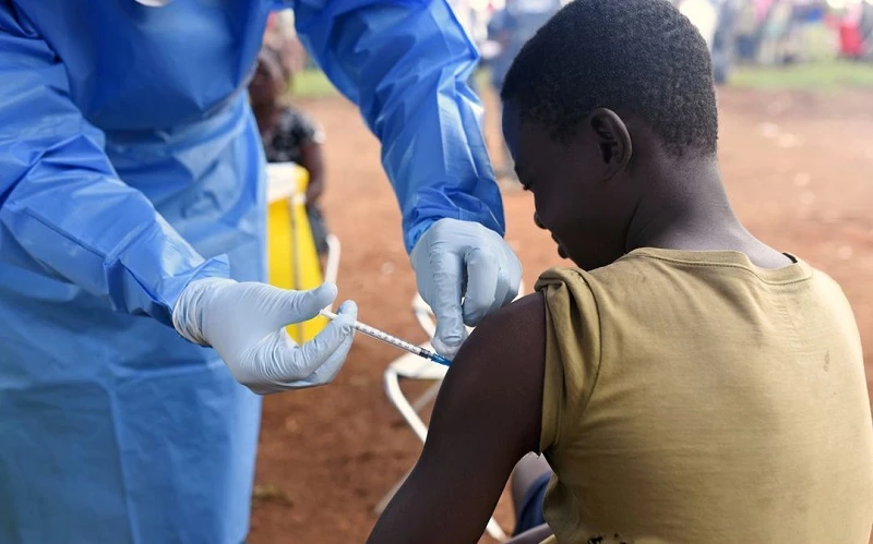 Tiêm vaccine phòng Ebola cho người tiếp xúc với mầm bệnh ở làng Mangina thuộc tỉnh Bắc Kivu, Cộng hòa Dân chủ Congo, ngày 18/8/2018. (Ảnh: Reuters)