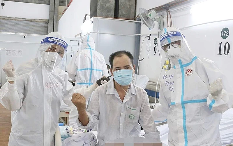 Chăm sóc bệnh nhân sau khi được điều trị tại Trung tâm Hồi sức tích cực người bệnh Covid-19 thuộc Bệnh viện Bạch Mai ở TP Hồ Chí Minh. Ảnh TTXVN