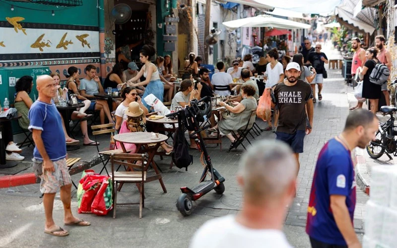 Quán cà-phê lại đông khách khi thành phố Tel Aviv, Israel, nới lỏng các biện pháp hạn chế. (Ảnh: Reuters)