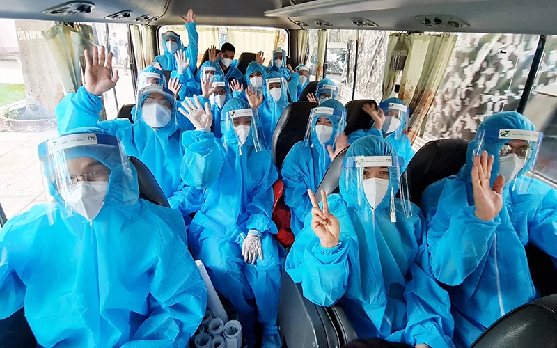Các y, bác sĩ trẻ Bệnh viện Quân y 175 thực hiện nhiệm vụ chống dịch tại TP Hồ Chí Minh. Ảnh: Hùng Khoa