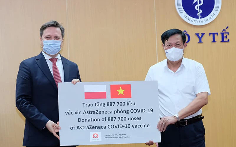 Thứ trưởng Đỗ Xuân Tuyên đại diện Bộ Y tế tiếp nhận vaccine do Ba Lan tài trợ. (Ảnh: TRẦN MINH)