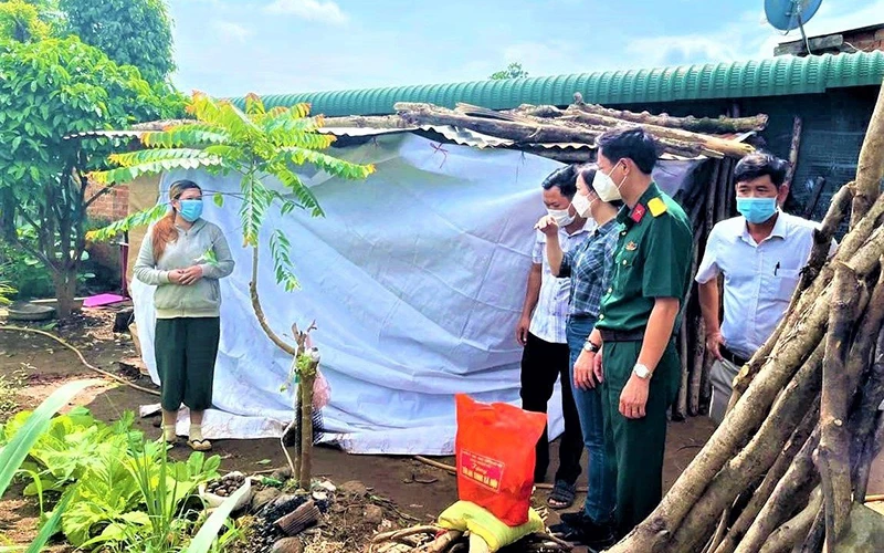 Đoàn công tác của Ban Chỉ đạo phòng, chống dịch Covid-19 huyện Krông Pắc (Đắk Lắk) đến thăm, trao quà tặng người dân trở về từ các tỉnh, thành phố phía nam đang cách ly tại nhà.