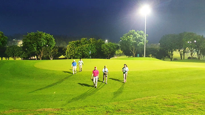 Sân golf phục vụ cả buổi tối (đánh đèn).