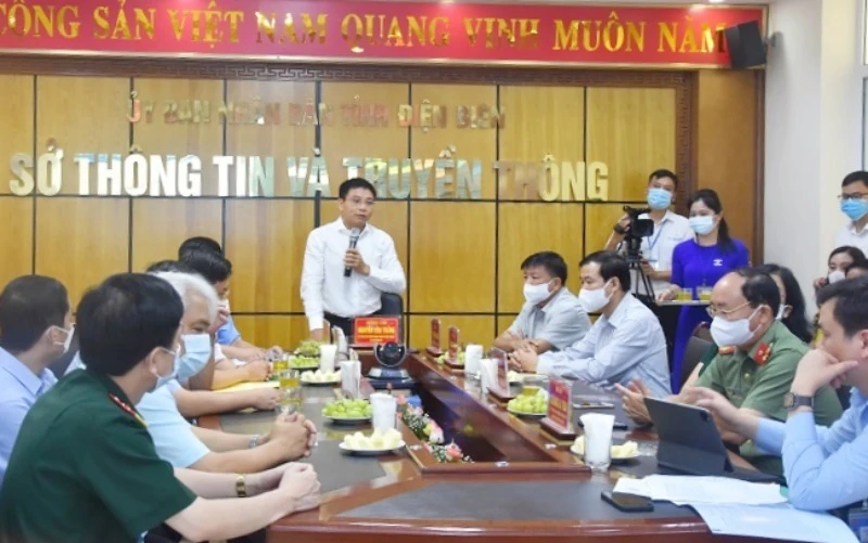 Lãnh đạo tỉnh Điện Biên giới thiệu mô hình thí điểm Trung tâm Điều hành đô thị thông minh tỉnh Điện Biên.