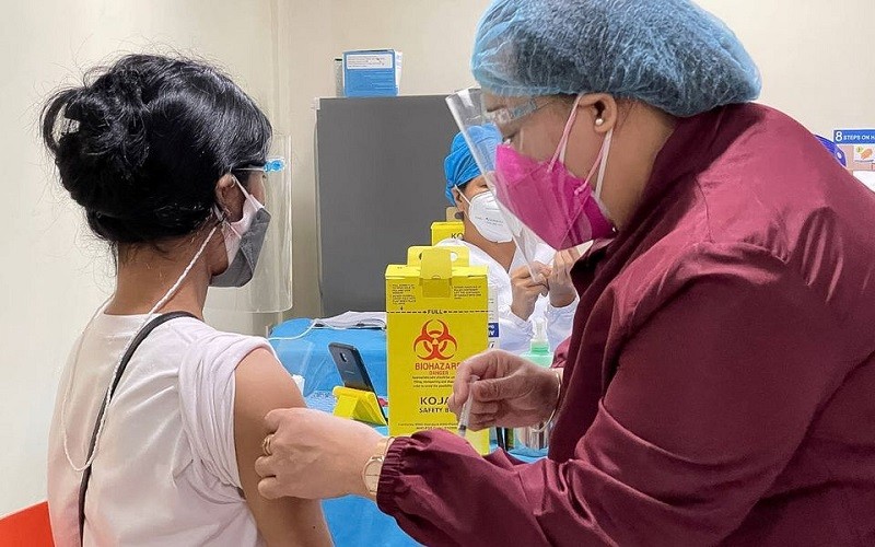 Tiêm vaccine Pfizer-BioNTech phòng Covid-19 cho trẻ em Philippines, tại TP Pasig, Manila, ngày 15/10/2021. (Ảnh: Văn phòng TP Pasig)