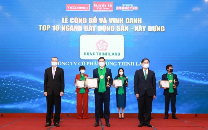 Đại diện Hưng Thịnh Land đón nhận kỷ niệm chương cùng chứng nhận từ Ban Tổ chức.