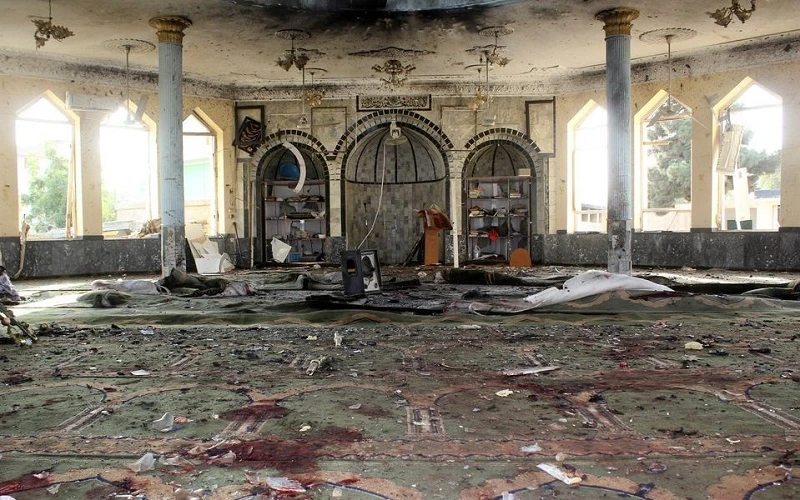 Hiện trường vụ đánh bom liều chết do IS thực hiện tại thánh đường Hồi giáo ở Kunduz, Afghanistan ngày 8/10/2021. (Ảnh: Reuters)