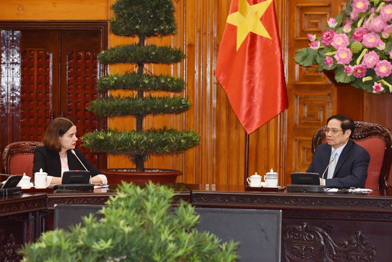 Thủ tướng Phạm Minh Chính tiếp Đại sứ Australia tại Việt Nam Robyn Mudie. (Ảnh: TRẦN HẢI)