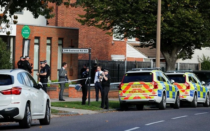 Cảnh sát tại hiện trường nơi nghị sĩ David Amess bị đâm tử vong trong buổi tiếp xúc cử tri ở Leigh-on-Sea, Anh, ngày 15/10/2021. (Ảnh: Reuters)