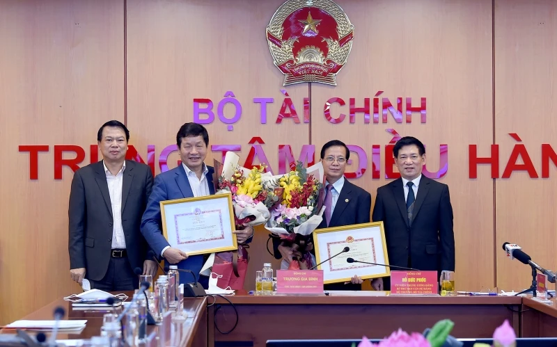 Bộ trưởng Tài chính Hồ Đức Phớc trao tặng Bằng khen của Bộ trưởng Tài chính cho Công ty Cổ phần FPT và Tập đoàn SOVICO.