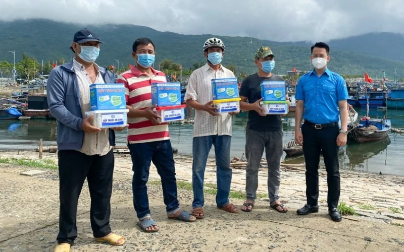 Các ngư dân tại âu thuyền Thọ Quang nhận hộp thuốc.