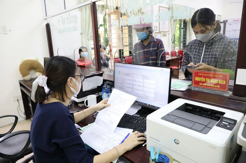 BHXH huyện Yên Mô (Ninh Bình) tiếp nhận hồ sơ hỗ trợ người lao động bị ảnh hưởng dịch Covid-19.
