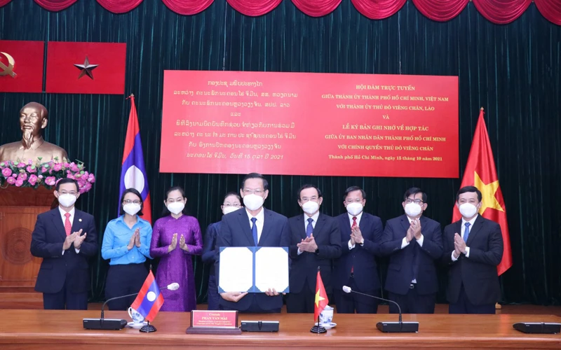 Ký kết Bản ghi nhớ về hợp tác giữa UBND TP Hồ Chí Minh và Chính quyền Thủ đô Viêng Chăn (Lào). 