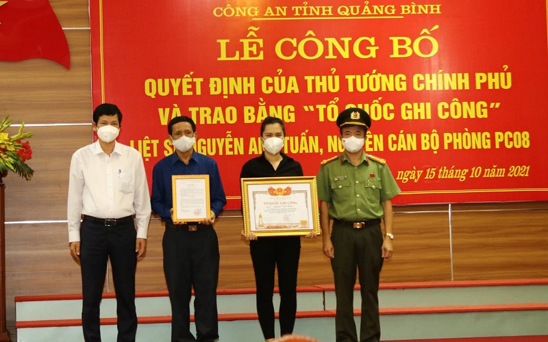 Đại diện lãnh đạo tỉnh Quảng Bình trao quyết định và bằng “Tổ quốc ghi công” cho thân nhân liệt sĩ Nguyễn Anh Tuấn.