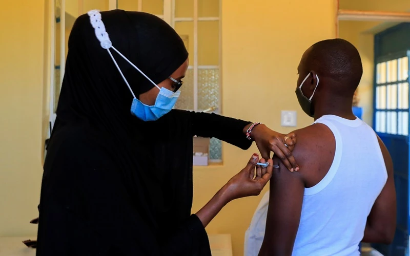 Người dân Kenya được tiêm vaccine ngừa Covid-19. (Ảnh: Reuters)