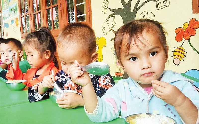 Bữa ăn trưa giúp học sinh Trường mầm non Thạch Lâm cải thiện thể chất.