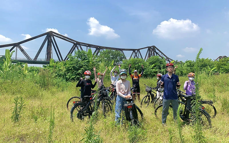 Doanh nghiệp VietFood Travel chào hàng tour khám phá Hà Nội bằng xe đạp.