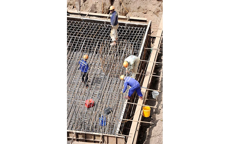 Công nhân xây dựng trụ cầu dự án cầu Vĩnh Tuy (giai đoạn 2). Ảnh: Nguyễn Ðăng