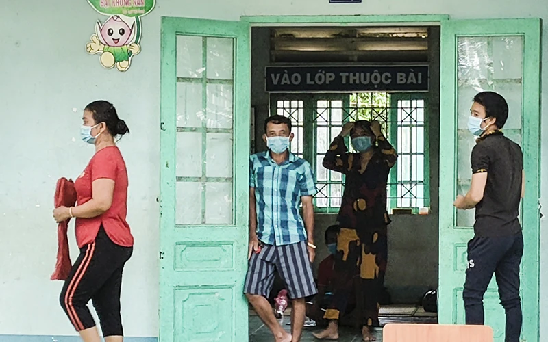Người dân về từ vùng dịch lớn cách ly tập trung tại xã Phú Cường, huyện Tam Nông. 