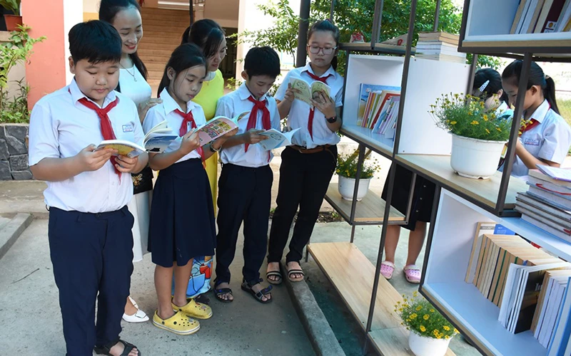 Học sinh Trường Tiểu học Tô Hiến Thành, quận Ngũ Hành Sơn đọc sách tại thư viện.