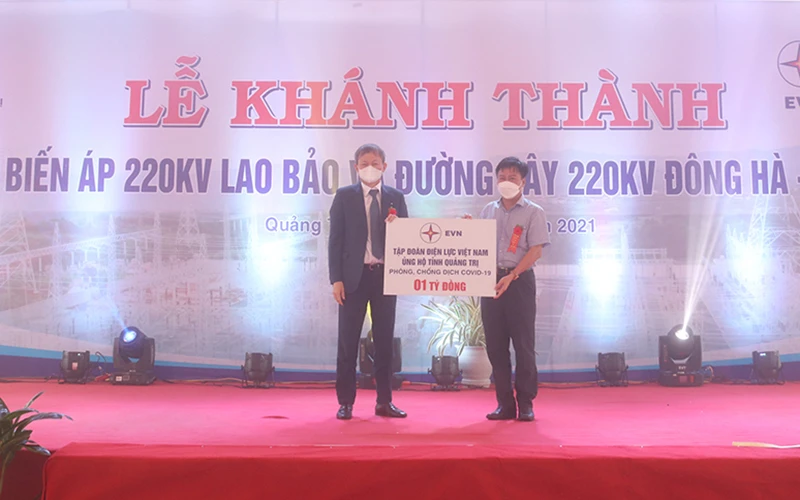Tổng Giám đốc EVN Trần Đình Nhân trao số tiền 1 tỷ đồng của Tập đoàn ủng hộ tỉnh Quảng Trị phòng, chống dịch Covid-19.