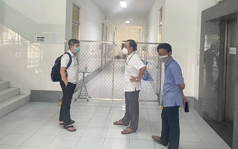 Đoàn công tác Bệnh viện Chợ Rẫy khảo sát tại các bệnh viện huyện có nhiều ca mắc Covid-19 ở Cà Mau. (Ảnh: Bệnh viện cung cấp).